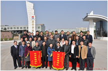吕董、罗总与参加2010—2011年度经营工作会议的各基地领导合影留念